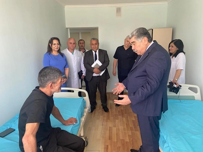 İcra başçısı şəhid atalarını xəstəxanada ziyarət edib — FOTOLAR