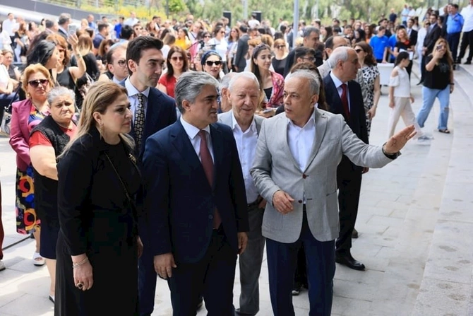 Yeni parkda gənc rəssamların sərgisi keçirildi — FOTOLAR Yeni parkda gənc rəssamların sərgisi keçirildi — FOTOLAR