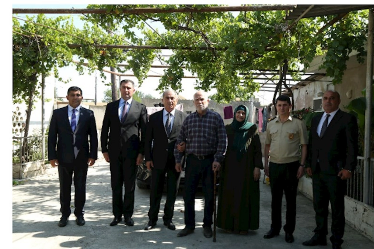 Rayon İcra Hakimiyyətinin başçısı şəhid ailəsini evində ziyarət etmişdir — FOTOLAR
