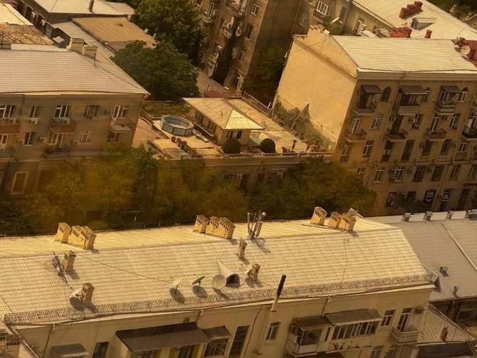 Binanın damında tikilən hovuz söküldü — FOTOLAR Binanın damında tikilən hovuz söküldü — FOTOLAR