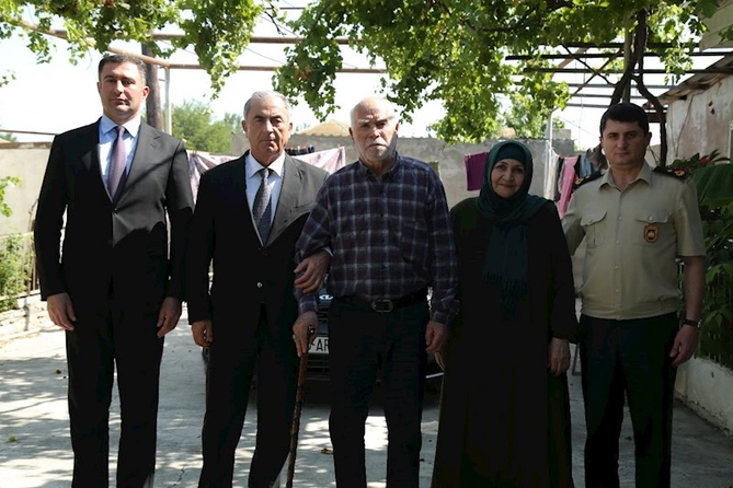 Rayon İcra Hakimiyyətinin başçısı şəhid ailəsini evində ziyarət etmişdir — FOTOLAR Rayon İcra Hakimiyyətinin başçısı şəhid ailəsini evində ziyarət etmişdir — FOTOLAR