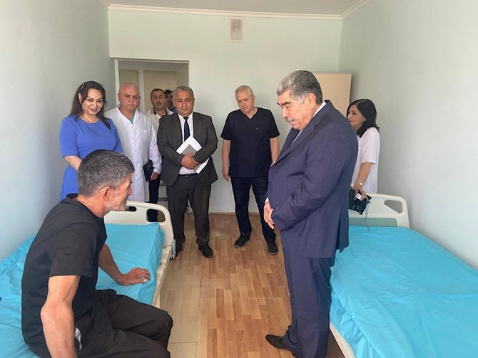 İcra başçısı şəhid atalarını xəstəxanada ziyarət edib — FOTOLAR
