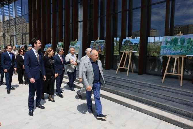 Yeni parkda gənc rəssamların sərgisi keçirildi — FOTOLAR Yeni parkda gənc rəssamların sərgisi keçirildi — FOTOLAR
