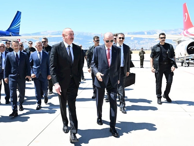 Ərdoğan İlham Əliyevi qarşıladı — FOTOLAR