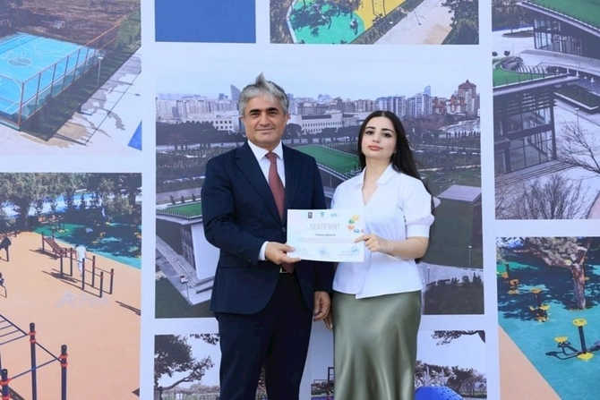 Yeni parkda gənc rəssamların sərgisi keçirildi — FOTOLAR Yeni parkda gənc rəssamların sərgisi keçirildi — FOTOLAR