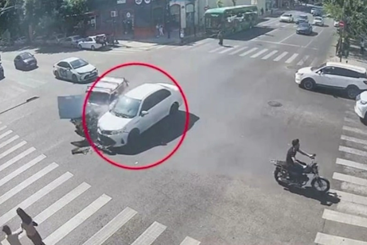 Övladı ilə yolu keçən ana dəhşət yaşadı — VİDEO