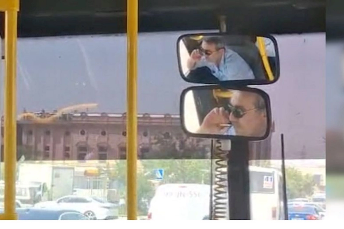 Marşrut sürücüsü sükan arxasında siqaret çəkdi — Mübahisə düşdü (VİDEO)