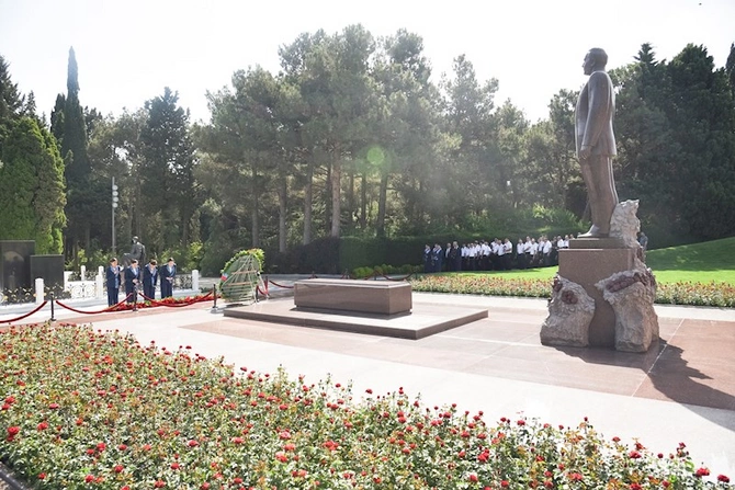 AZAL kollektivi Fəxri xiyabanda — FOTOLAR AZAL kollektivi Fəxri xiyabanda — FOTOLAR