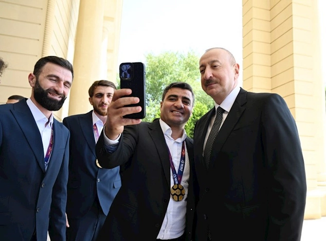 Prezident milli komandanın üzvlərini qəbul etdi — FOTOLAR (YENİLƏNİB) Prezident milli komandanın üzvlərini qəbul etdi — FOTOLAR (YENİLƏNİB)