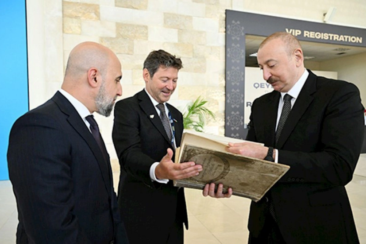 Prezidentə o kitab hədiyyə edildi — FOTO