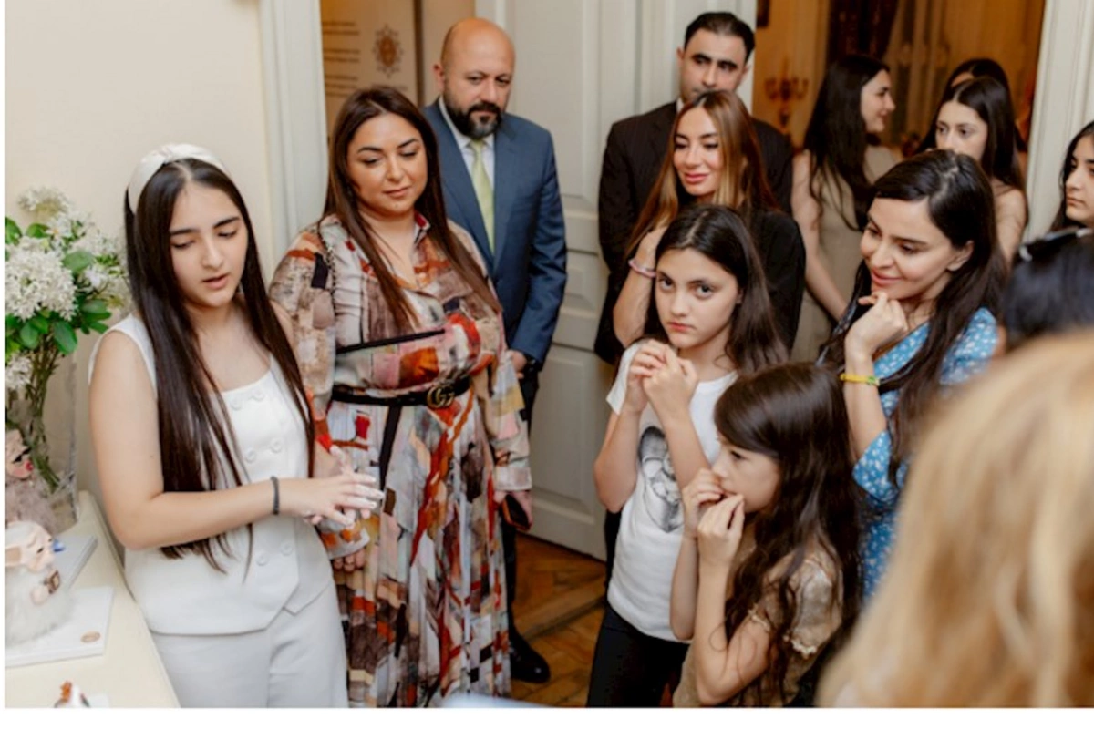 Leyla Əliyeva və Arzu Əliyeva “Zeynəbin sehrli dünyası” adlı sərginin açılışında — FOTOLAR