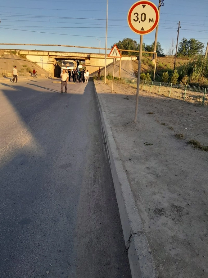 Betonqarışdıran maşın körpünü dağıtdı — Hərəkət məhdudlaşdırıldı (FOTOLAR) Betonqarışdıran maşın körpünü dağıtdı — Hərəkət məhdudlaşdırıldı (FOTOLAR)