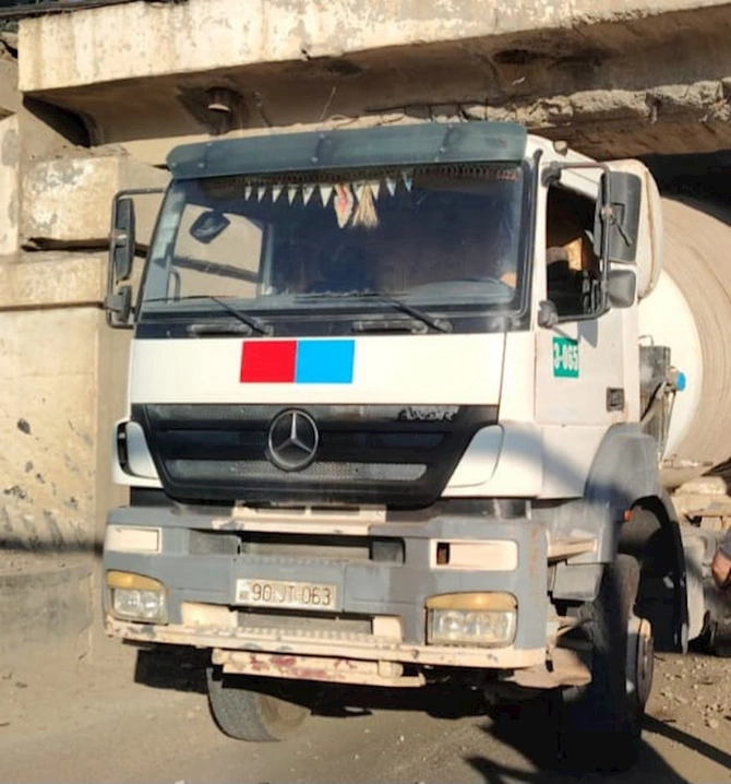 Betonqarışdıran maşın körpünü dağıtdı — Hərəkət məhdudlaşdırıldı (FOTOLAR) Betonqarışdıran maşın körpünü dağıtdı — Hərəkət məhdudlaşdırıldı (FOTOLAR)