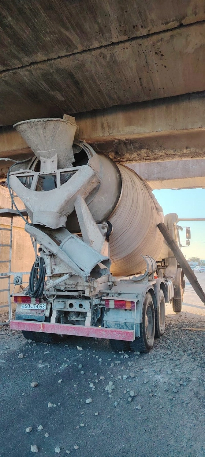 Betonqarışdıran maşın körpünü dağıtdı — Hərəkət məhdudlaşdırıldı (FOTOLAR) Betonqarışdıran maşın körpünü dağıtdı — Hərəkət məhdudlaşdırıldı (FOTOLAR)