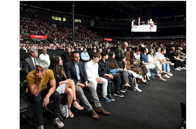 Prezidentin ailə üzvləri də gecəki döyüşləri izləyib — FOTOLAR Prezidentin ailə üzvləri də gecəki döyüşləri izləyib — FOTOLAR