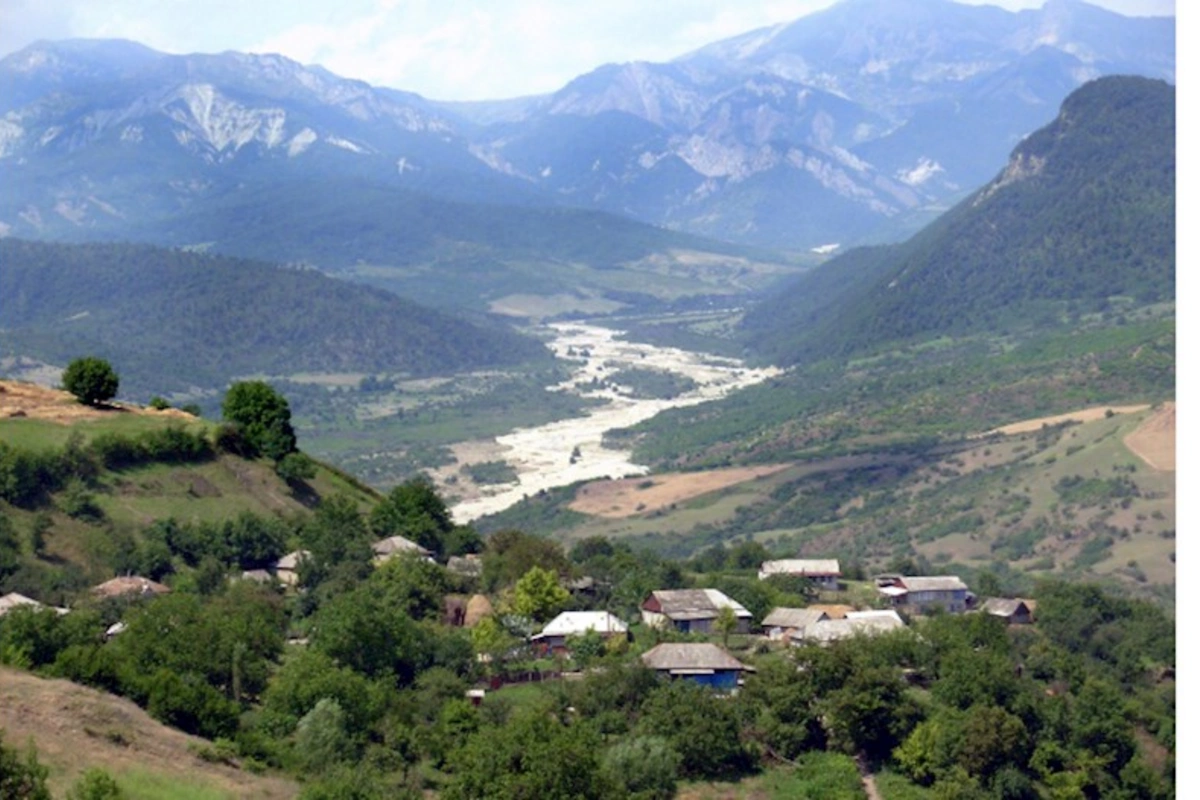 İsmayıllıda oğlu tərəfindən boğazı kəsilən kişi VƏFAT ETDİ