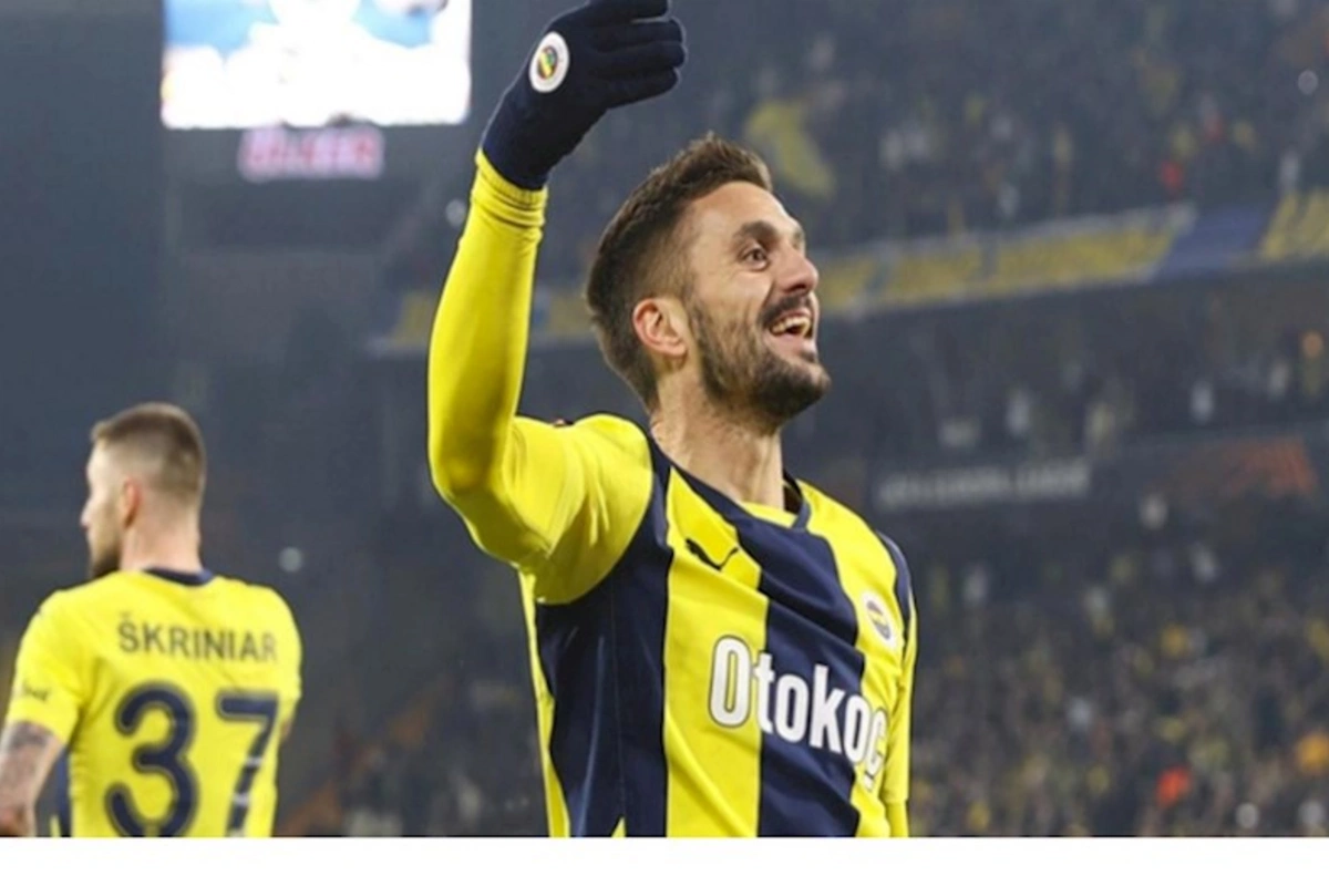 Qarabağ Fənərbağçadan ayrılan məşhur futbolçu ilə maraqlanır