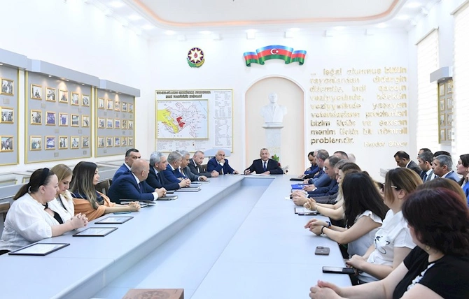 Dövlət qulluqçularının peşə bayramı qeyd olundu — FOTOLAR Dövlət qulluqçularının peşə bayramı qeyd olundu — FOTOLAR