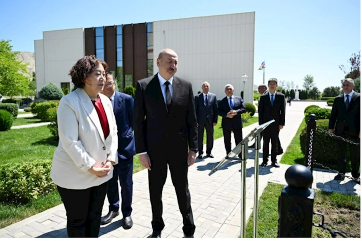 Prezident Mingəçevirdə erməni raketinin düşdüyü ərazidə — FOTOLAR