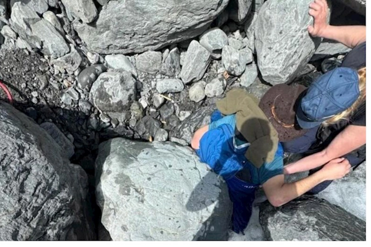300 kiloqramlıq qayanın altında qalan turist xilas edilib