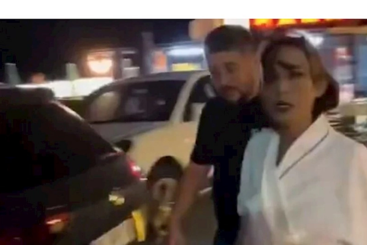 Məşhur müğənni maşını hamam xalatında idarə edib — FOTO
