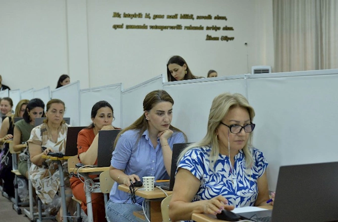 Media qurumlarının rəhbərləri və influenserlər sertifikatlaşdırma imtahanını izləyiblər — FOTOLAR