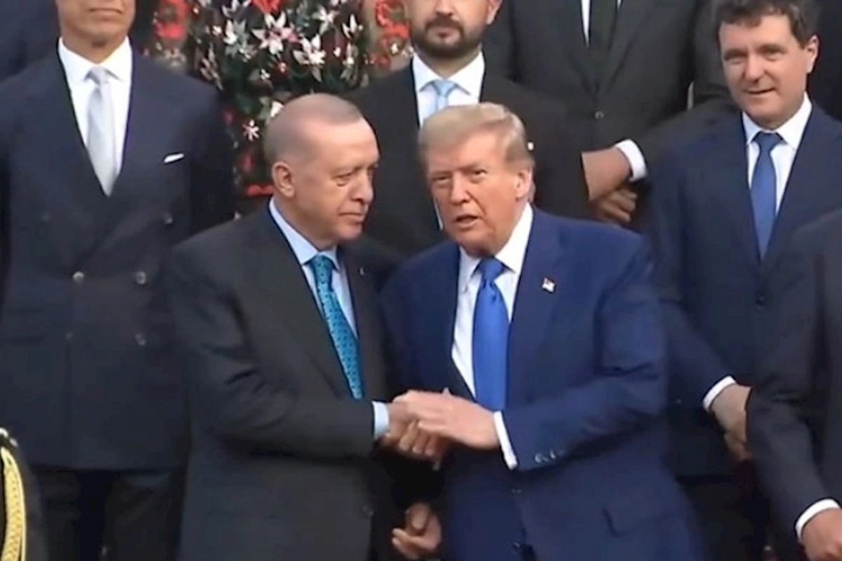 İkiəlli görüşmələri viral oldu — VİDEO