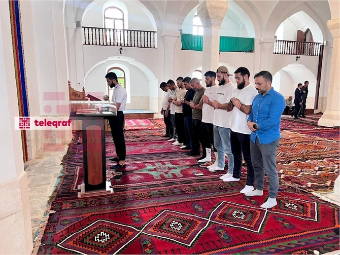 Oğlu məsciddə imamlıq etdi, Qurban Qurbanov arxasında dayandı — FOTOLAR