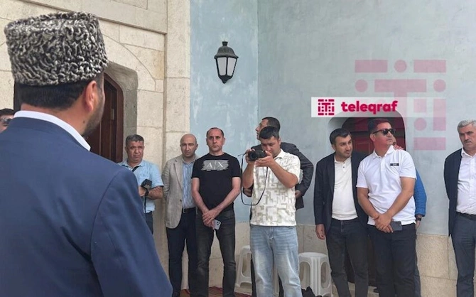 Oğlu məsciddə imamlıq etdi, Qurban Qurbanov arxasında dayandı — FOTOLAR