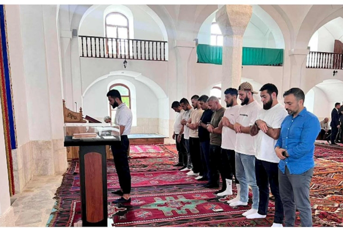 Oğlu məsciddə imamlıq etdi, Qurban Qurbanov arxasında dayandı — FOTOLAR