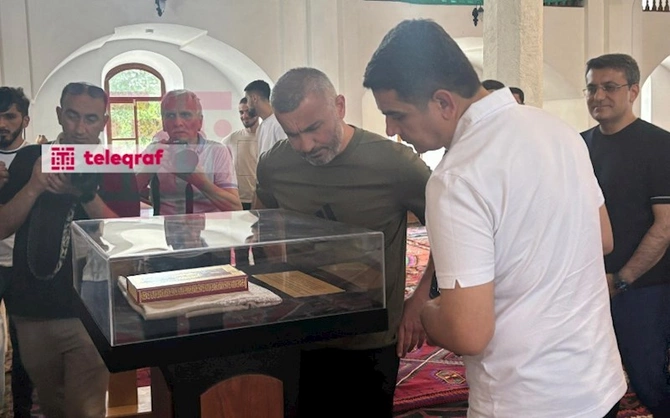 Oğlu məsciddə imamlıq etdi, Qurban Qurbanov arxasında dayandı — FOTOLAR