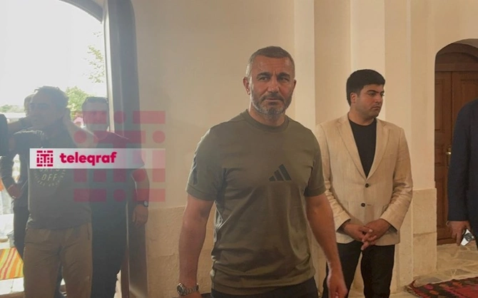 Oğlu məsciddə imamlıq etdi, Qurban Qurbanov arxasında dayandı — FOTOLAR