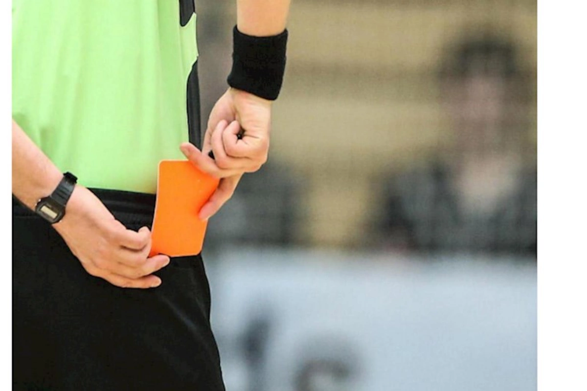 Futbol hakimi oyun zamanı həbs olundu