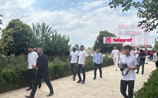 Oğlu məsciddə imamlıq etdi, Qurban Qurbanov arxasında dayandı — FOTOLAR