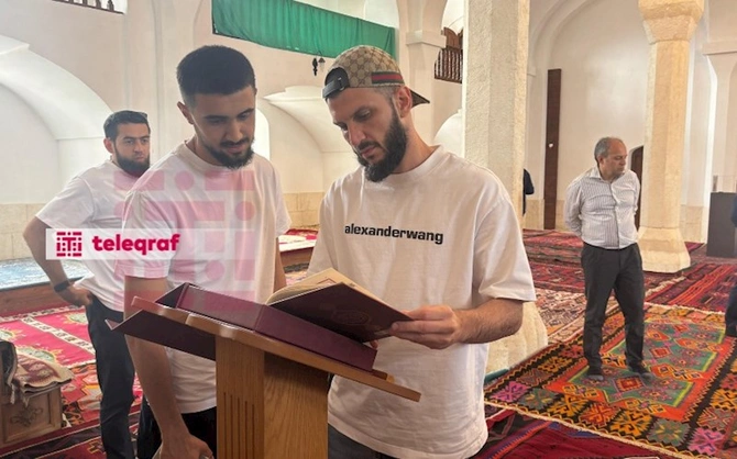 Oğlu məsciddə imamlıq etdi, Qurban Qurbanov arxasında dayandı — FOTOLAR