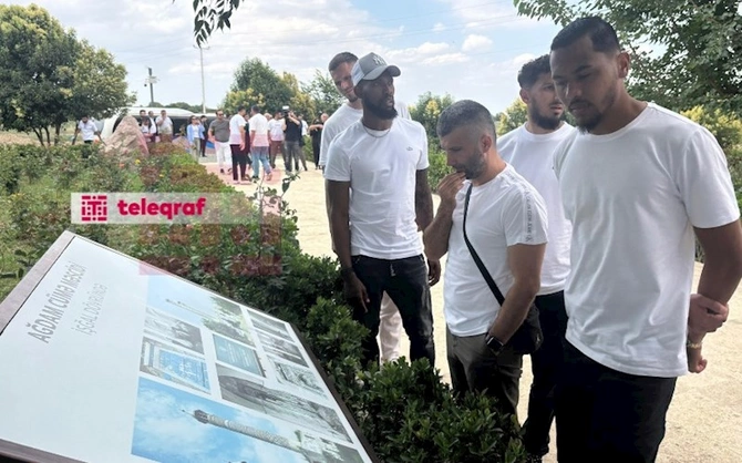 Oğlu məsciddə imamlıq etdi, Qurban Qurbanov arxasında dayandı — FOTOLAR