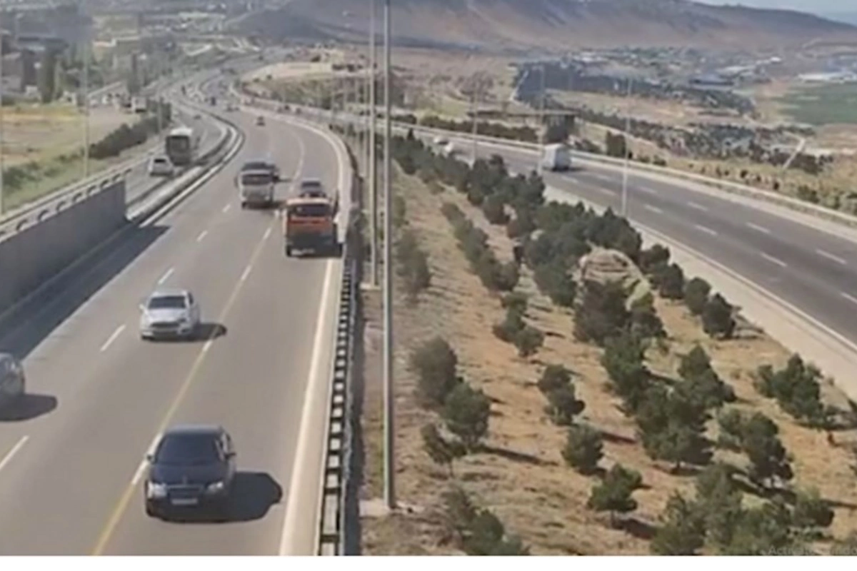 Yol kənarında ağaclara su verən texnikalar avtomobillərə təhlükədir? — VİDEO