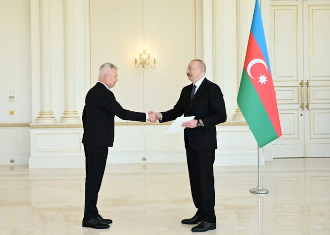 Prezident yeni səfirin etimadnaməsini qəbul etdi — FOTOLAR Prezident yeni səfirin etimadnaməsini qəbul etdi — FOTOLAR