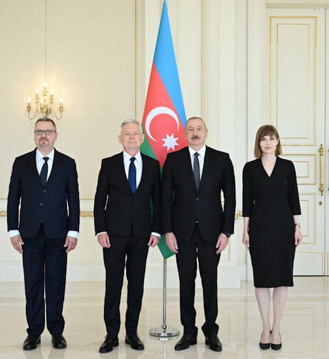 Prezident yeni səfirin etimadnaməsini qəbul etdi — FOTOLAR Prezident yeni səfirin etimadnaməsini qəbul etdi — FOTOLAR
