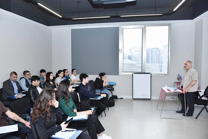 Gənclərə fotoqrafiya üzrə təlim kursu keçirilir — FOTOLAR