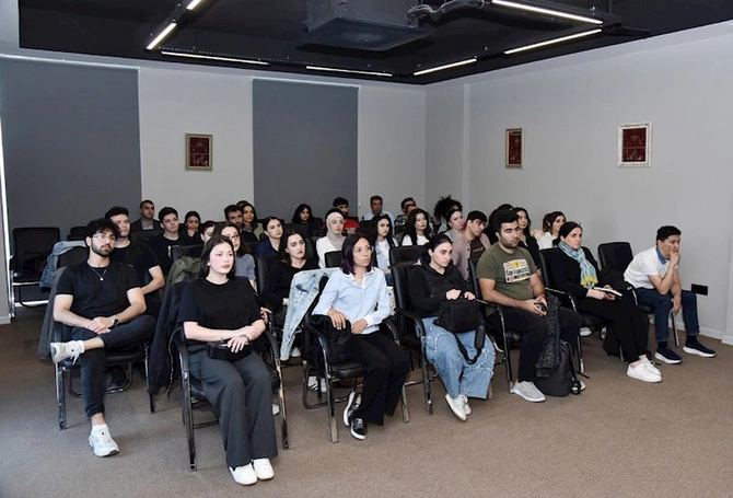 Gənclərə fotoqrafiya üzrə təlim kursu keçirilir — FOTOLAR