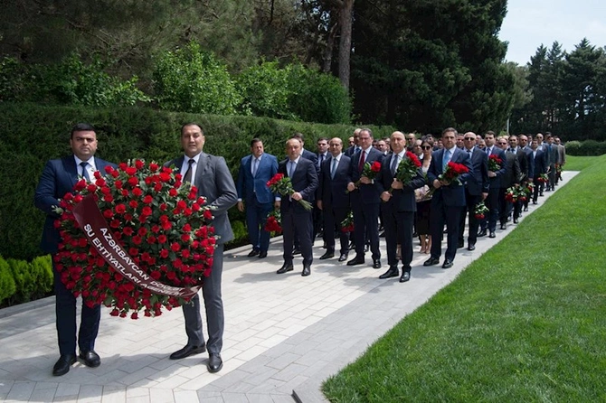 Zaur Mikayılov və kollektivi Fəxri xiyabanı ziyarət etdi — FOTOLAR