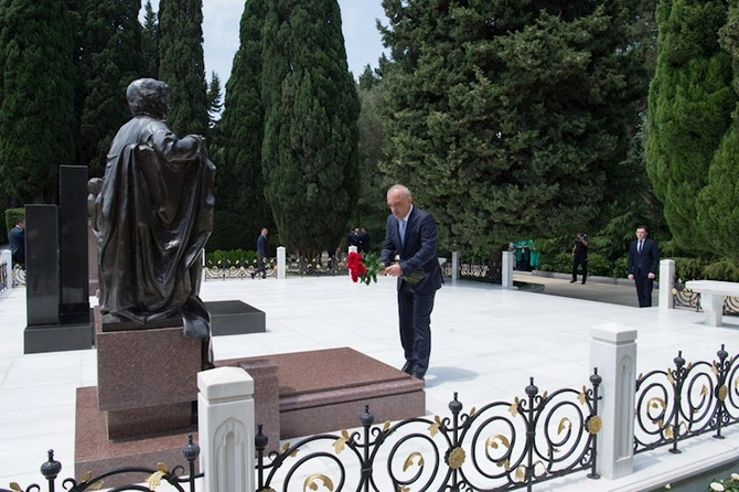 Zaur Mikayılov və kollektivi Fəxri xiyabanı ziyarət etdi — FOTOLAR Zaur Mikayılov və kollektivi Fəxri xiyabanı ziyarət etdi — FOTOLAR