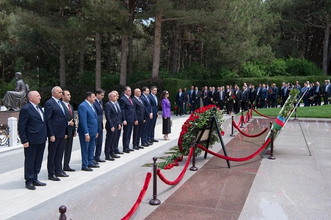 Zaur Mikayılov və kollektivi Fəxri xiyabanı ziyarət etdi — FOTOLAR Zaur Mikayılov və kollektivi Fəxri xiyabanı ziyarət etdi — FOTOLAR