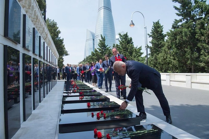 Zaur Mikayılov və kollektivi Fəxri xiyabanı ziyarət etdi — FOTOLAR Zaur Mikayılov və kollektivi Fəxri xiyabanı ziyarət etdi — FOTOLAR