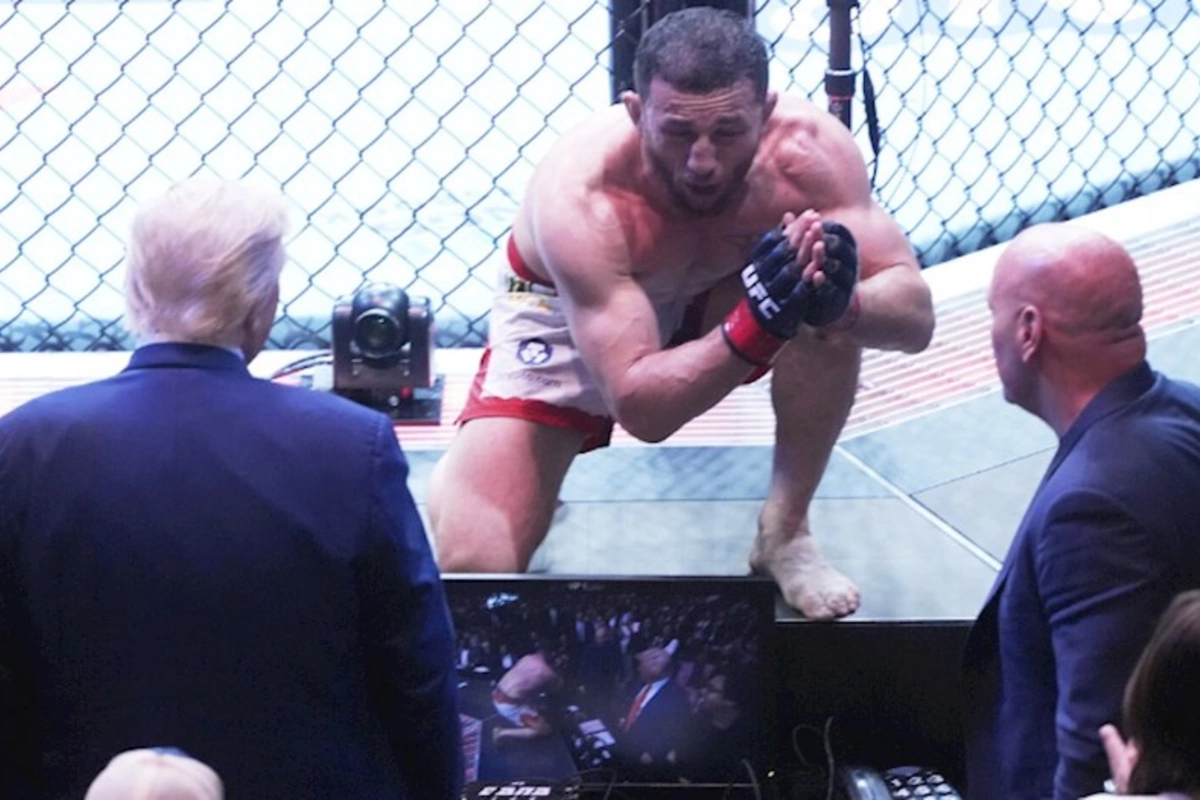 Gürcü UFC döyüşçüsü Trampın qarşısında diz çökdü