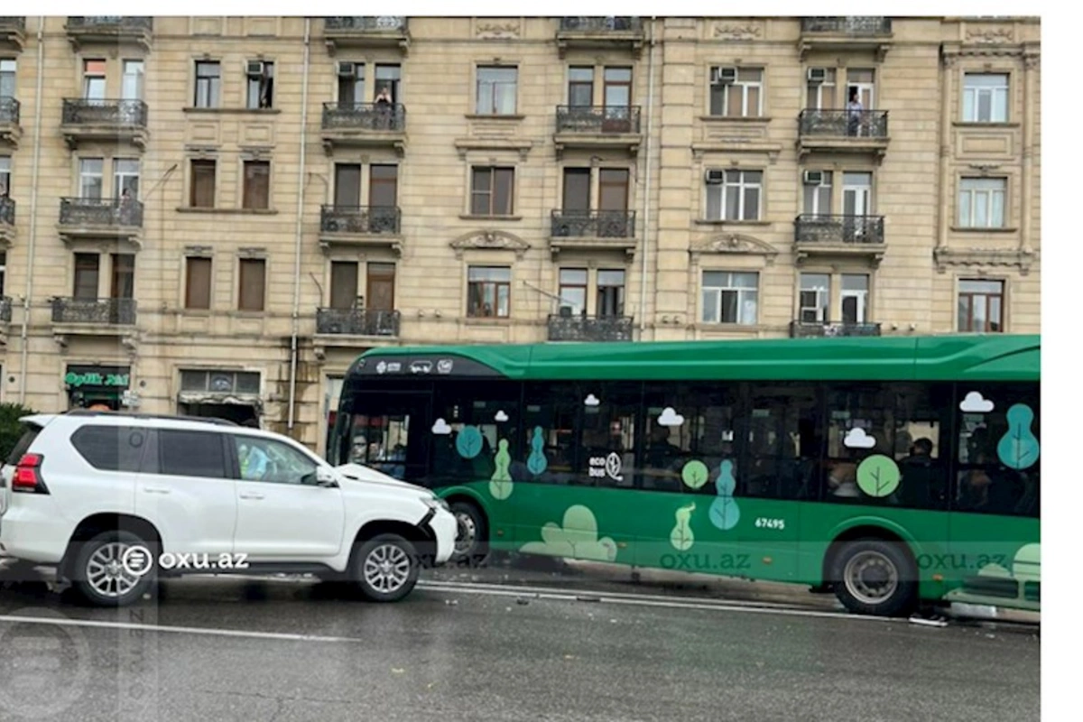 Bakıda Prado avtobusa çırpıldı