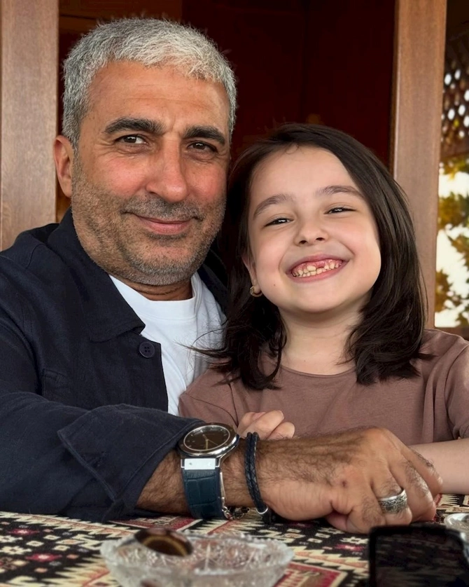 Rafael İsgəndərov nəvəsi ilə — FOTOLAR Rafael İsgəndərov nəvəsi ilə — FOTOLAR