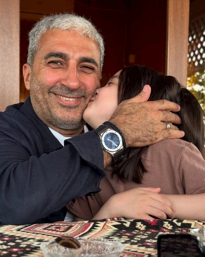 Rafael İsgəndərov nəvəsi ilə — FOTOLAR Rafael İsgəndərov nəvəsi ilə — FOTOLAR