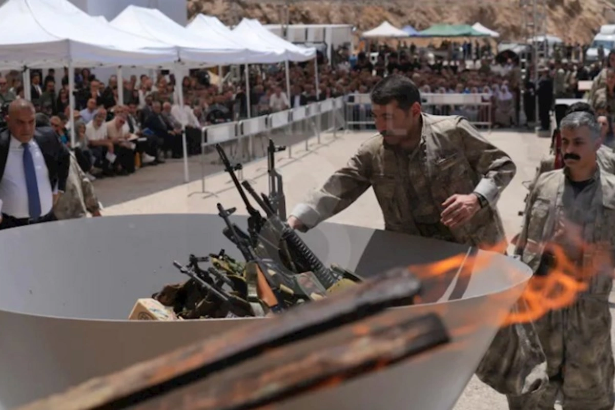 PKK tərksilah olunur, silahları yandırırlar — FOTOLAR